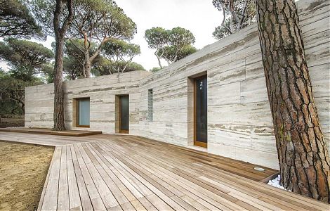 Травертин на фасаде