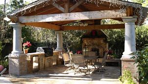 Беседка с мраморными колоннами