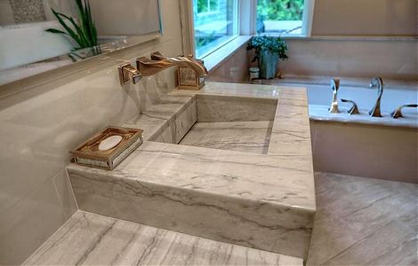 Ванная комната с отделкой кварцитом Bianco Macaubas