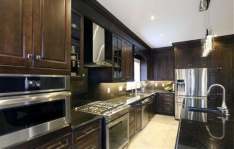 Кухонная рабочая зона. Мерцающий гранит Black Galaxy