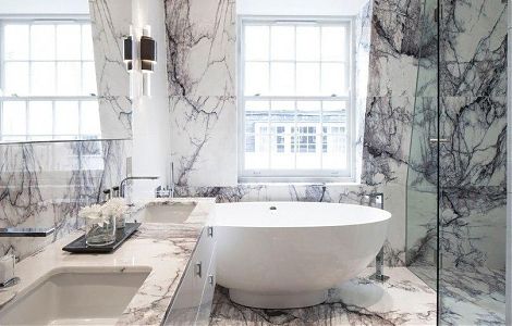 Ванная комната, облицованная мрамором Milas Lilac