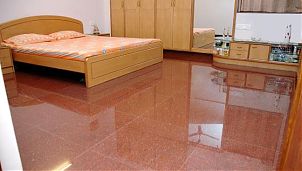 Пол из полированного красного гранита