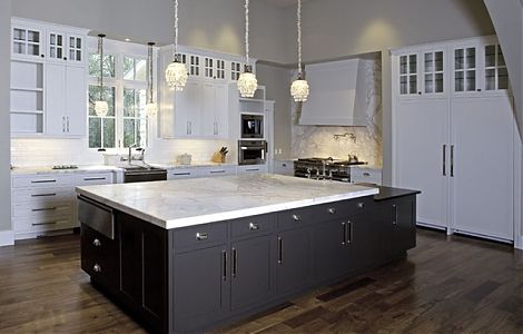 Элегантная кухня с отделкой Calacatta Vagli