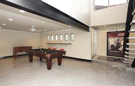 Белый гранит - отделка пола и лестницы в интерьере квартиры