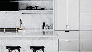 Просторная кухня с отделкой мрамором Bianco Carrara