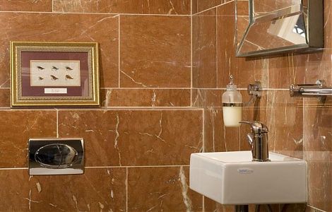 Rosso Alicante в отделке ванной комнаты