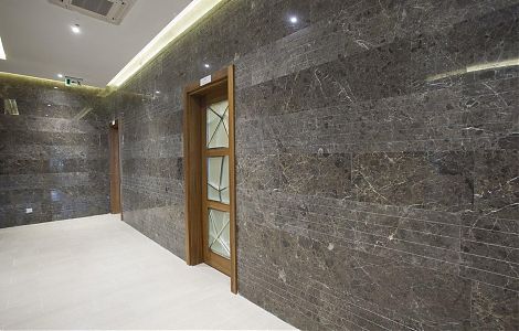 Отделка стен серо-коричневым мрамором Savana Grey