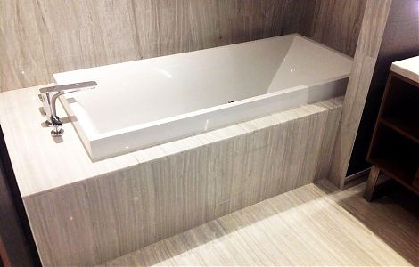 Отделка ванной комнаты греческим мрамором Nestos