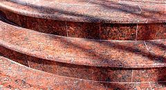 Уличная лестница из Капустинского гранита