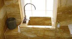 Мрамор Giallo Siena в отделке ванной 