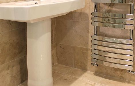 Мрамор Cappucino в отделке ванной