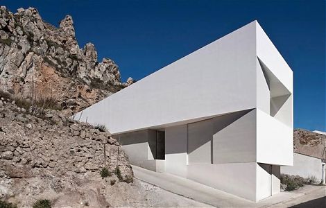 Современная белоснежная вилла в стиле хай-тек