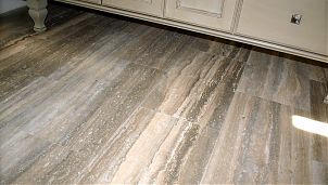 Отделка пола полосчатым Travertino Striato