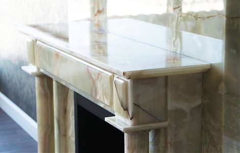 Светло-зеленый оникс в интерьере гостиной  изображение 5