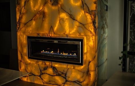 Каминный портал из мраморного оникса Kilimanjaro изображение 1