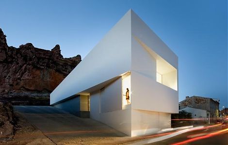 Современная белоснежная вилла в стиле хай-тек изображение 1