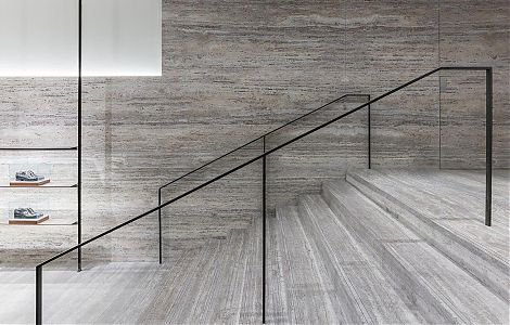 Отделка бутика итальянским полосчатым травертином изображение 2