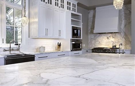 Элегантная кухня с отделкой Calacatta Vagli изображение 2