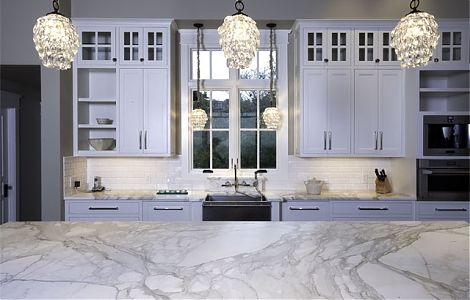 Элегантная кухня с отделкой Calacatta Vagli изображение 5