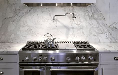 Элегантная кухня с отделкой Calacatta Vagli изображение 7