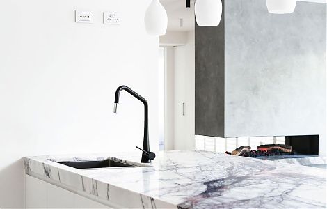 Отделка кухни необычным мрамором Milas Lilac изображение 2