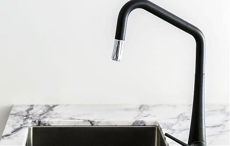 Отделка кухни необычным мрамором Milas Lilac изображение 3