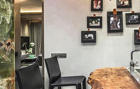 Необычная отделка кухни. Колонны из мраморного оникса изображение 3