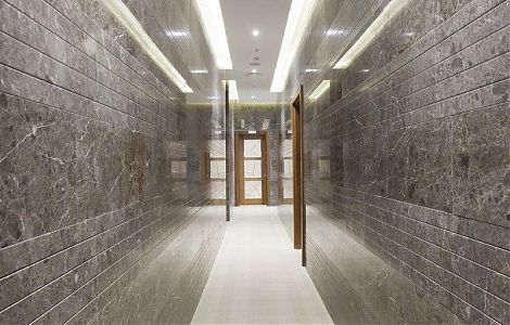 Отделка стен серо-коричневым мрамором Savana Grey изображение 2
