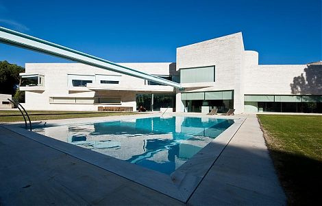 Резиденция, облицованная травертином изображение 1