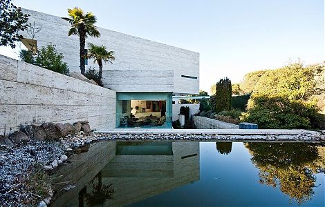 Резиденция, облицованная травертином изображение 2