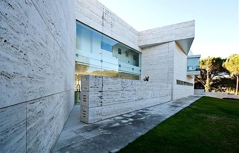 Резиденция, облицованная травертином изображение 3