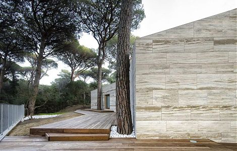 Травертин на фасаде изображение 8