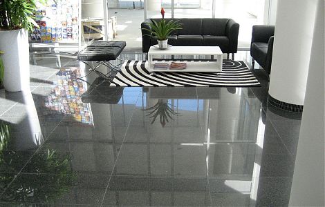 Пол, облицованный темным гранитом Padang Dark изображение 2