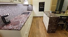 Столешница и остров из Rosso Levanto