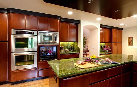 Отделка кухни ярко-зеленым кварцитом Verde Bamboo изображение 1