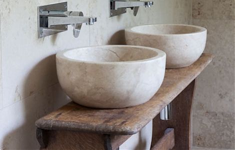 Бежевый мрамор в отделке ванной изображение 1