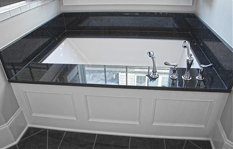 Черный гранит в отделке ванной комнаты изображение 2