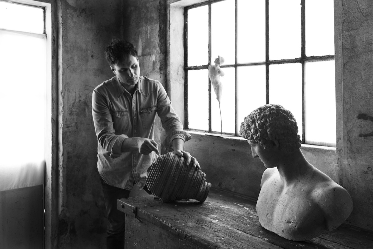 Массимо Пеллетти в своей мастерской