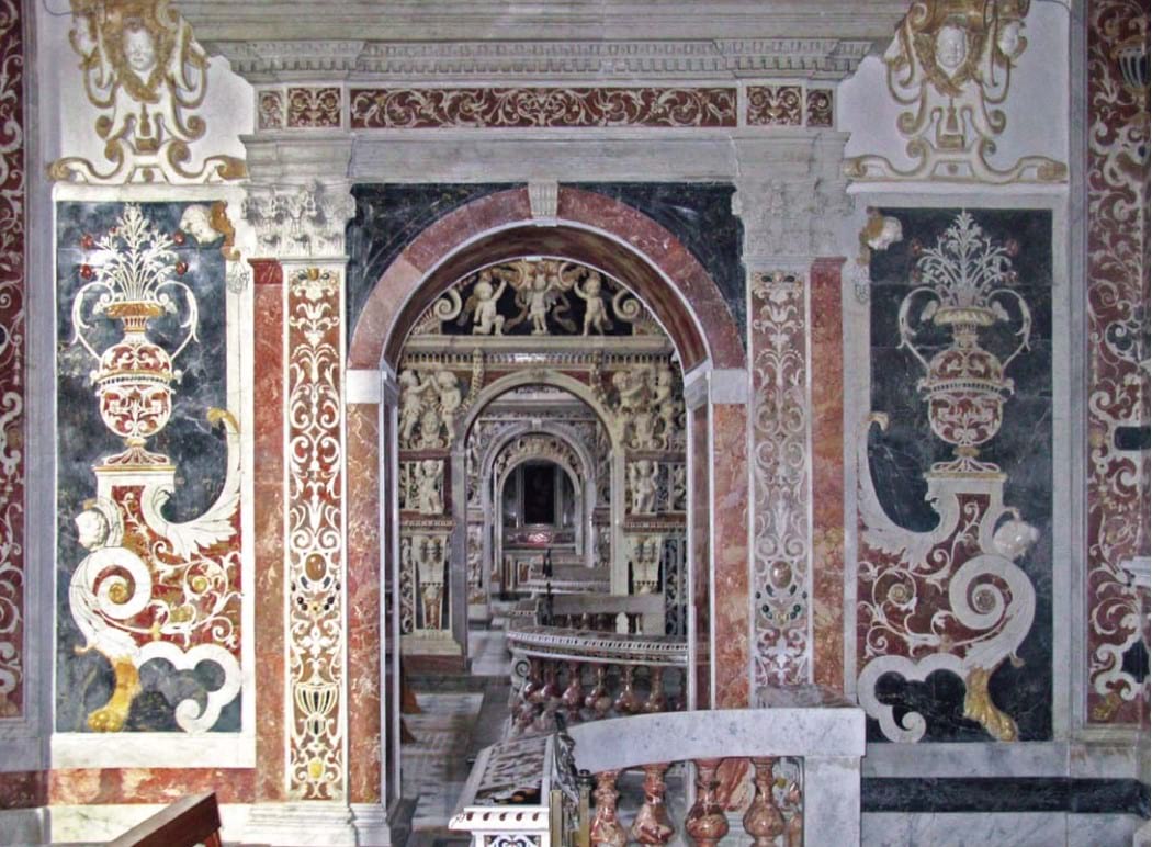 Церковь Джесу, сфинксы с вазами