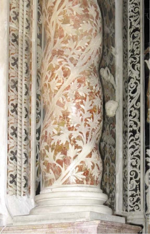 Колонна в церкви Джесу